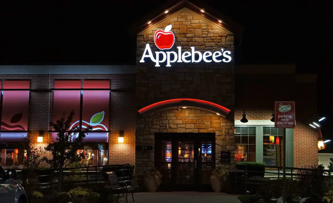 Does-Applebees-take-Apple-pay-featured-image-scaled